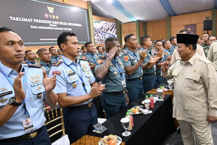 Presiden Prabowo Subianto memberikan pengarahan di depan 1.500 Komandan Satuan TNI di Universitas Pertahanan, Bogor.