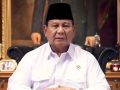Presiden Prabowo Subianto berdialog dengan nelayan di atas kapal saat meninjau pelabuhan di Kelurahan Leato Selatan, Kota Gorontalo.