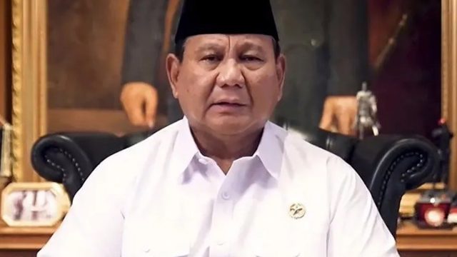 Presiden Prabowo Subianto berdialog dengan nelayan di atas kapal saat meninjau pelabuhan di Kelurahan Leato Selatan, Kota Gorontalo.