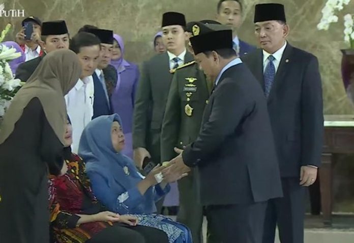 Presiden Prabowo Subianto menyalami dan menguatkan keluarga prajurit TNI Kontingen Garuda UNIFIL yang gugur dalam misi perdamaian di Lebanon.