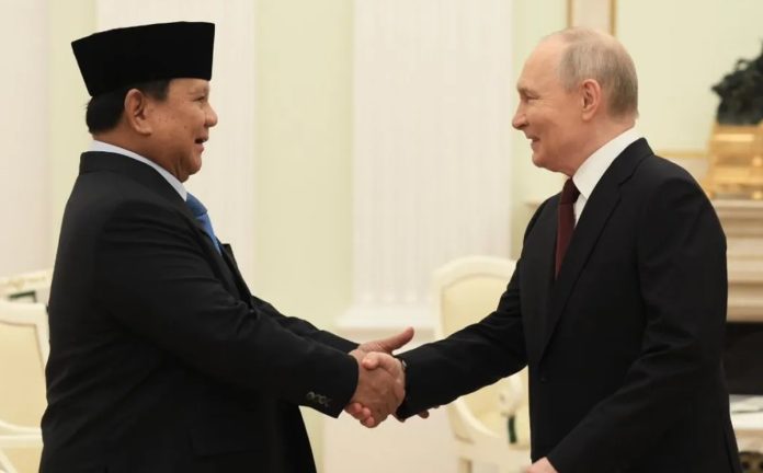 Presiden RI Prabowo Subianto bersalaman dengan Presiden Rusia Vladimir Putin dalam pertemuan bilateral di Istana Kremlin, Moskow, membahas isu strategis.