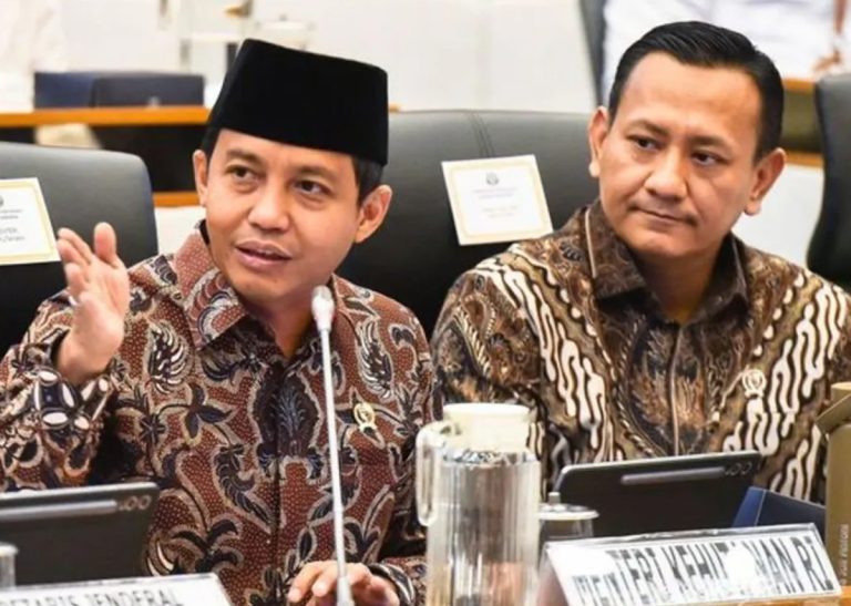Menteri Kehutanan Raja Juli Antoni dan Taman Nasional Komodo yang menjadi salah satu fokus pembatasan kuota wisatawan demi kelestarian satwa komodo.