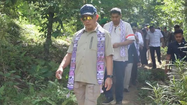 Mendagri Tito Karnavian bersama Menteri PKP Maruarar Sirait saat meninjau wilayah perbatasan di Kabupaten Kepulauan Sitaro, Sulawesi Utara.