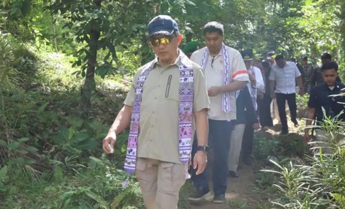 Mendagri Tito Karnavian bersama Menteri PKP Maruarar Sirait saat meninjau wilayah perbatasan di Kabupaten Kepulauan Sitaro, Sulawesi Utara.