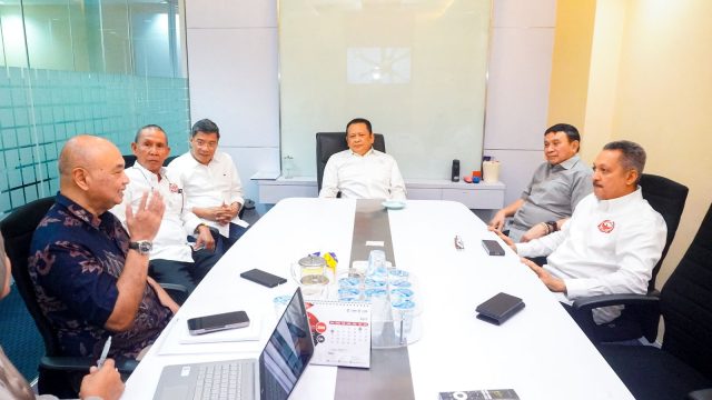 Anggota DPR RI Bambang Soesatyo saat menerima pengurus FAGA Indonesia membahas regulasi maskapai asing dan potensi pajak sektor penerbangan di Jakarta.