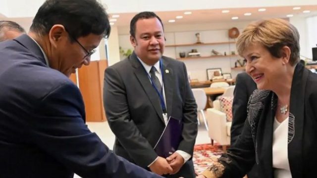 Menteri Keuangan RI Purbaya Yudhi Sadewa saat melakukan pertemuan bilateral dengan Managing Director IMF Kristalina Georgieva dalam rangkaian Spring Meeting.