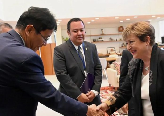 Menteri Keuangan RI Purbaya Yudhi Sadewa saat melakukan pertemuan bilateral dengan Managing Director IMF Kristalina Georgieva dalam rangkaian Spring Meeting.