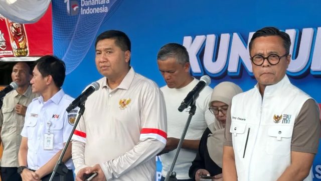 Menteri Perumahan dan Kawasan Permukiman Maruarar Sirait memberikan keterangan pers mengenai penertiban aset lahan PT KAI di Tanah Abang.