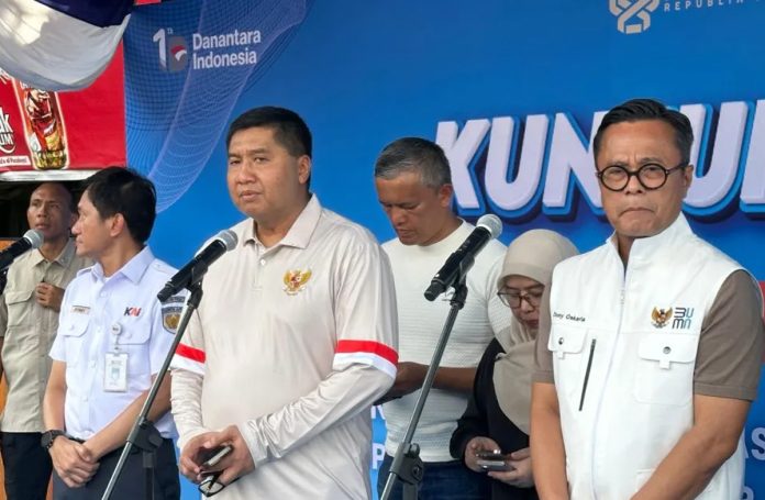 Menteri Perumahan dan Kawasan Permukiman Maruarar Sirait memberikan keterangan pers mengenai penertiban aset lahan PT KAI di Tanah Abang.