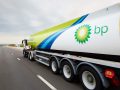 Petugas SPBU sedang melakukan pengisian bahan bakar minyak jenis diesel ke kendaraan pelanggan di Jakarta.