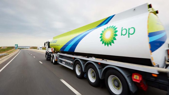 Petugas SPBU sedang melakukan pengisian bahan bakar minyak jenis diesel ke kendaraan pelanggan di Jakarta.