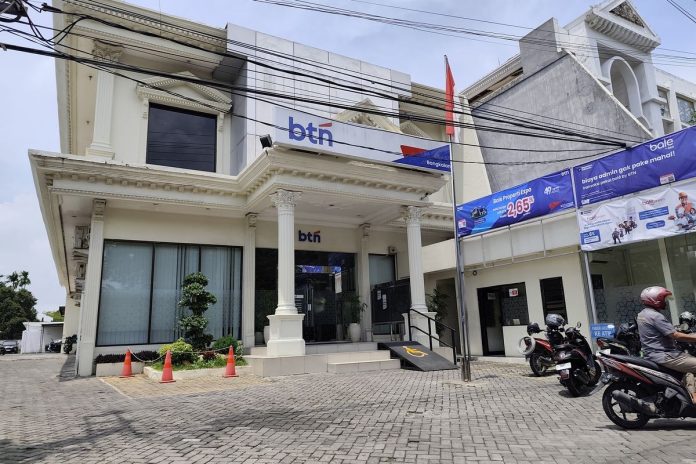 Gedung kantor Bank BTN dengan pengumuman rekrutmen talenta muda periode Mei 2026.
