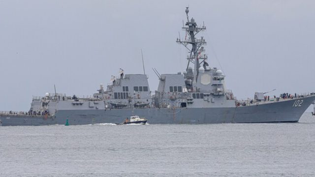 Kapal perusak berpeluru kendali Angkatan Laut AS (US Navy) sedang berpatroli di perairan Teluk dekat Selat Hormuz.