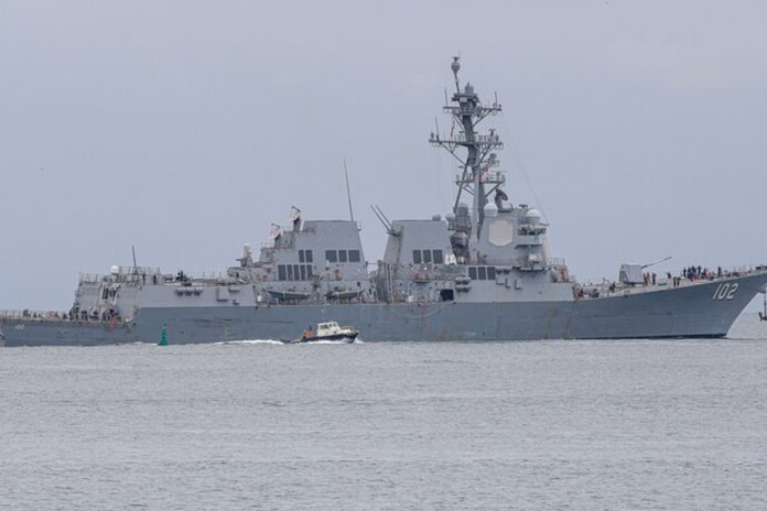 Kapal perusak berpeluru kendali Angkatan Laut AS (US Navy) sedang berpatroli di perairan Teluk dekat Selat Hormuz.