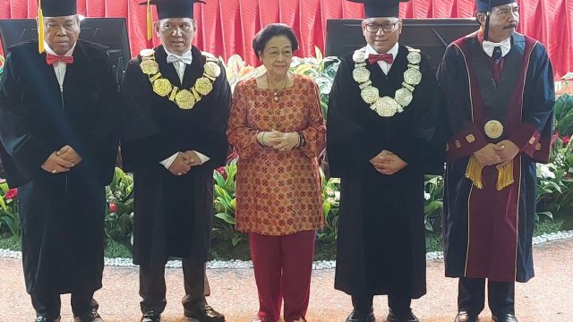 Suasana pengukuhan Prof. Dr. Arief Hidayat sebagai Profesor Emeritus Bidang Hukum Tata Negara di Universitas Borobudur yang dihadiri tokoh nasional.
