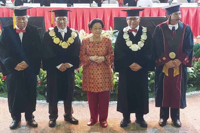 Suasana pengukuhan Prof. Dr. Arief Hidayat sebagai Profesor Emeritus Bidang Hukum Tata Negara di Universitas Borobudur yang dihadiri tokoh nasional.