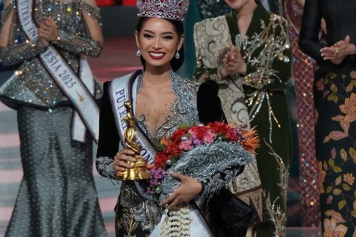 Agnes Aditya Rahajeng mengenakan mahkota Puteri Indonesia 2026 dan kostum busana tradisional bertema badak bercula satu.
