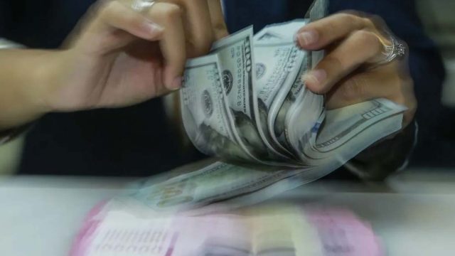Grafik pergerakan nilai tukar rupiah terhadap dolar AS yang menunjukkan tren pelemahan di pasar spot.