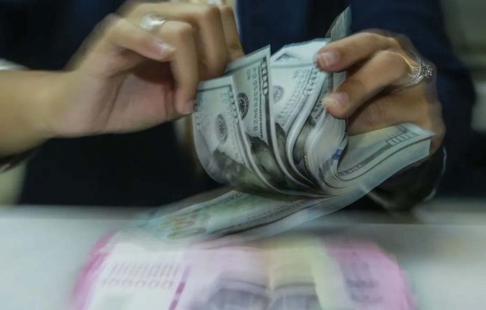 Grafik pergerakan nilai tukar rupiah terhadap dolar AS yang menunjukkan tren pelemahan di pasar spot.